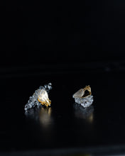 Load image into Gallery viewer, Drops of light earrings - gold color