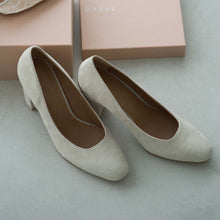 Load image into Gallery viewer, SUEDE ROUND-TOE PUMPS