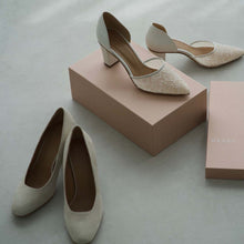 Load image into Gallery viewer, SUEDE ROUND-TOE PUMPS