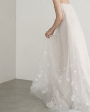 Load image into Gallery viewer, Flower tulle slender dress
