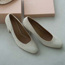 Load image into Gallery viewer, SUEDE ROUND-TOE PUMPS

